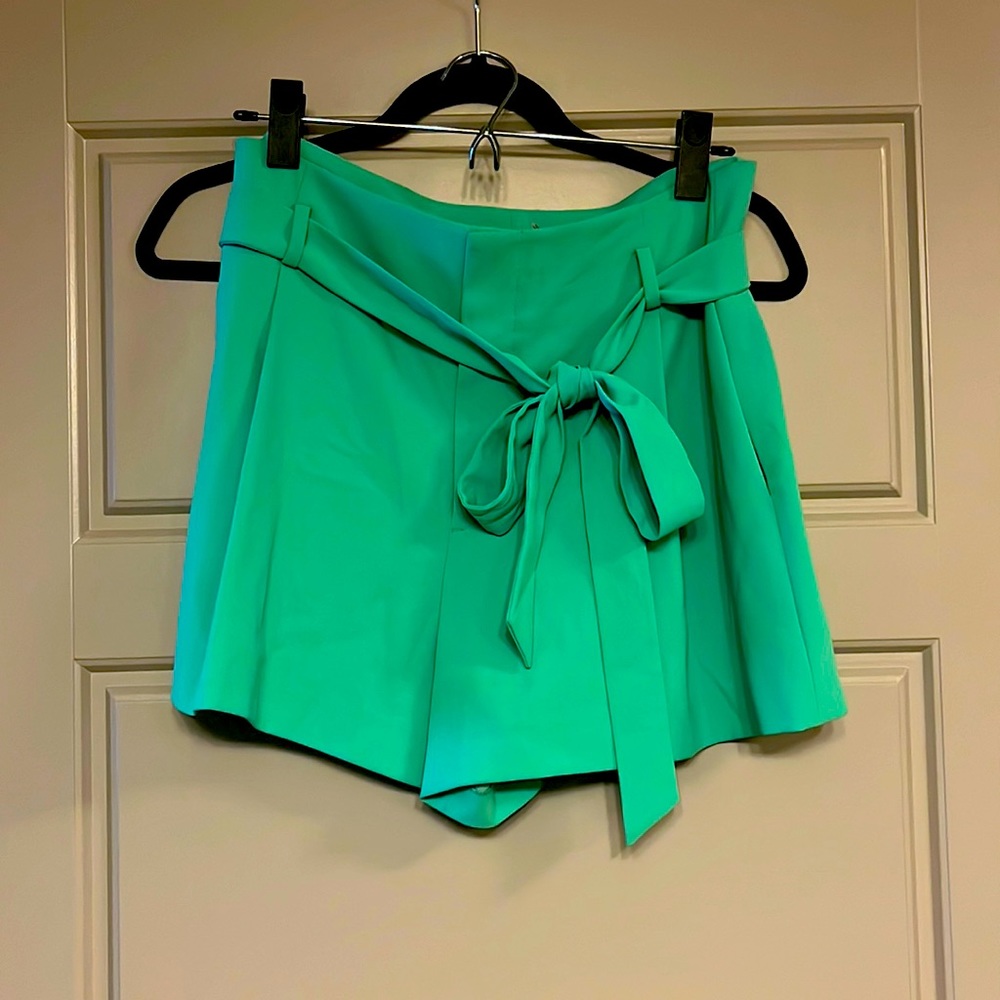 Alice & Olivia brighter green loose shorts